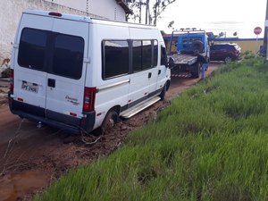 [Vídeo] Sem pavimentação, carros atolam todos os dias na Rua dos Nativos
