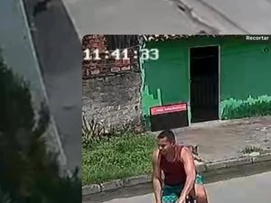 [Vídeo] Homem é flagrado se masturbando na frente de crianças