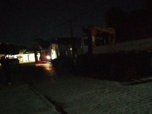 Dono de sucata é acusado de danificar iluminação após denúncia em Arapiraca