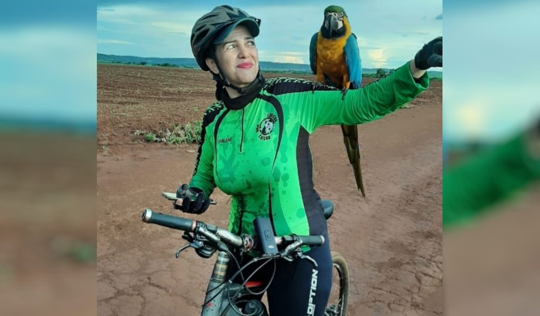 Arara ‘pega carona’ em ciclista durante trilha em estrada de Campo Limpo de Goiás