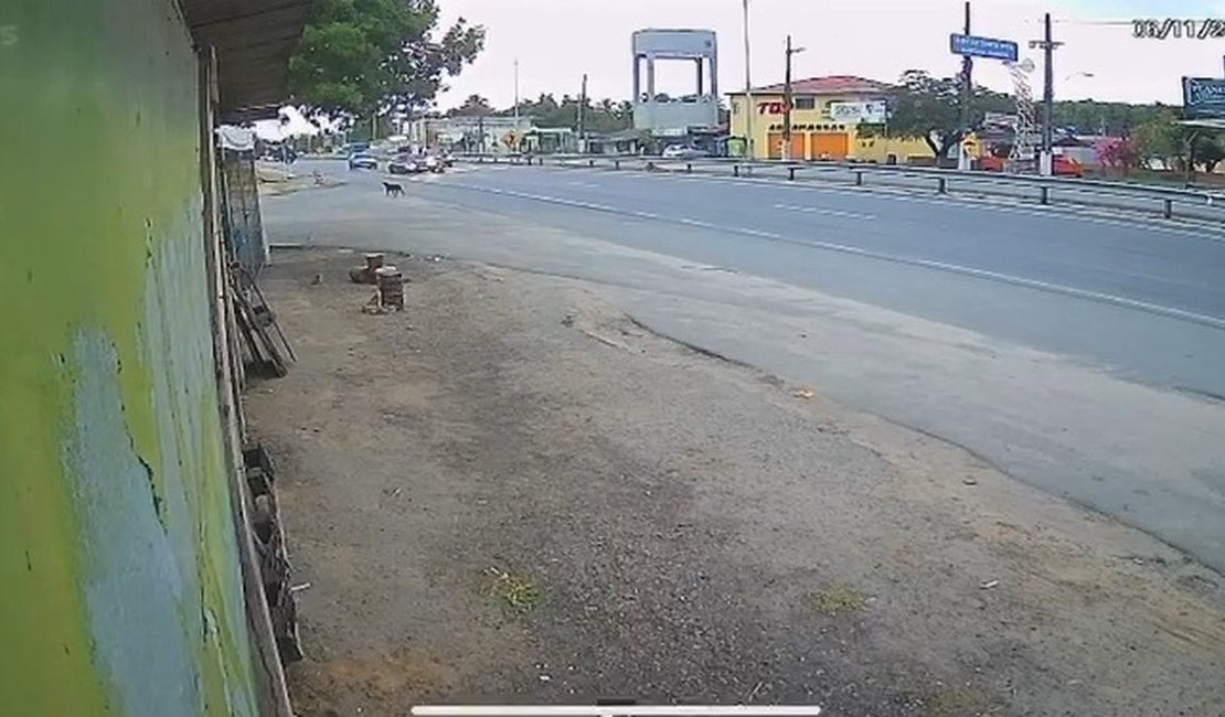 Motorista atropela duas pessoas em faixa de pedestres, em Marechal Deodoro