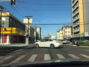 Motorista fica ferido após colisão em sinal da Av. João Davino, na Jatiúca