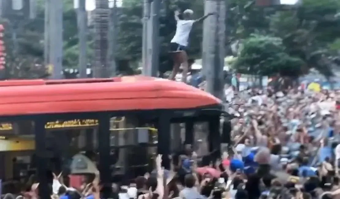 Brasileiro que viralizou ao dançar em cima de ônibus no carnaval cai e morre após briga na Rússia