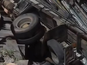 Caminhão de parque de diversões cai em córrego após falha no Sertão de AL