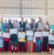 Prefeitura de Maragogi entrega quase 100 títulos de propriedade a famílias do município