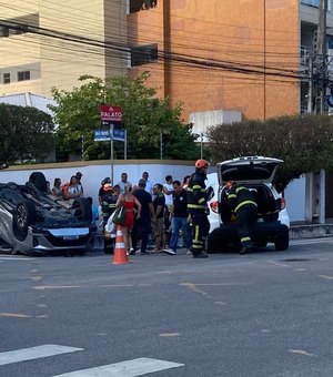 Carro capota após colisão em cruzamento na Ponta Verde