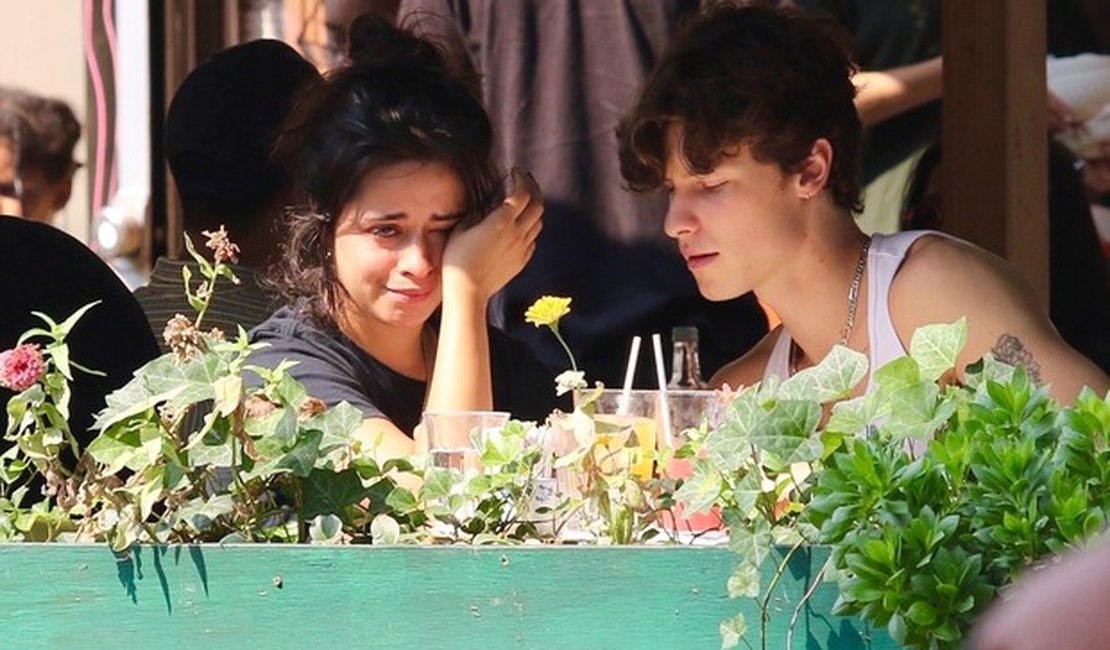 Camila Cabello é clicada chorando em restaurante com Shawn Mendes