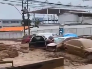 'Cachoeira de barro' é vista levando carros no Chile após tempestade