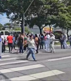 Funcionários do Veredas bloqueiam parte da Av. Fernandes Lima