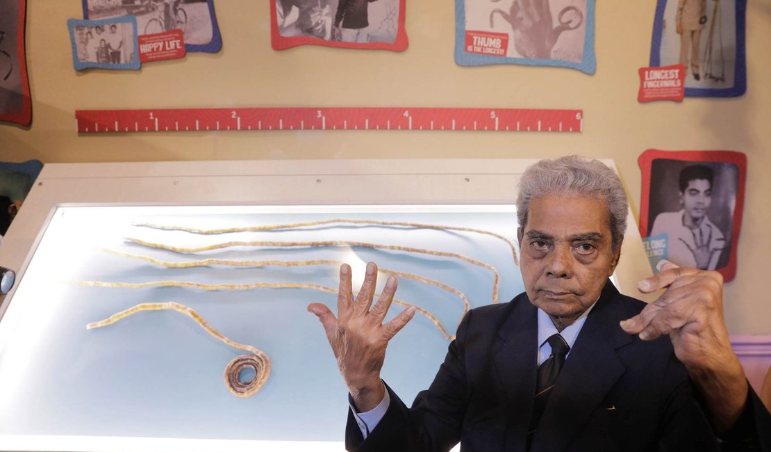 Indiano corta maiores unhas do mundo e expõe em museu de NY