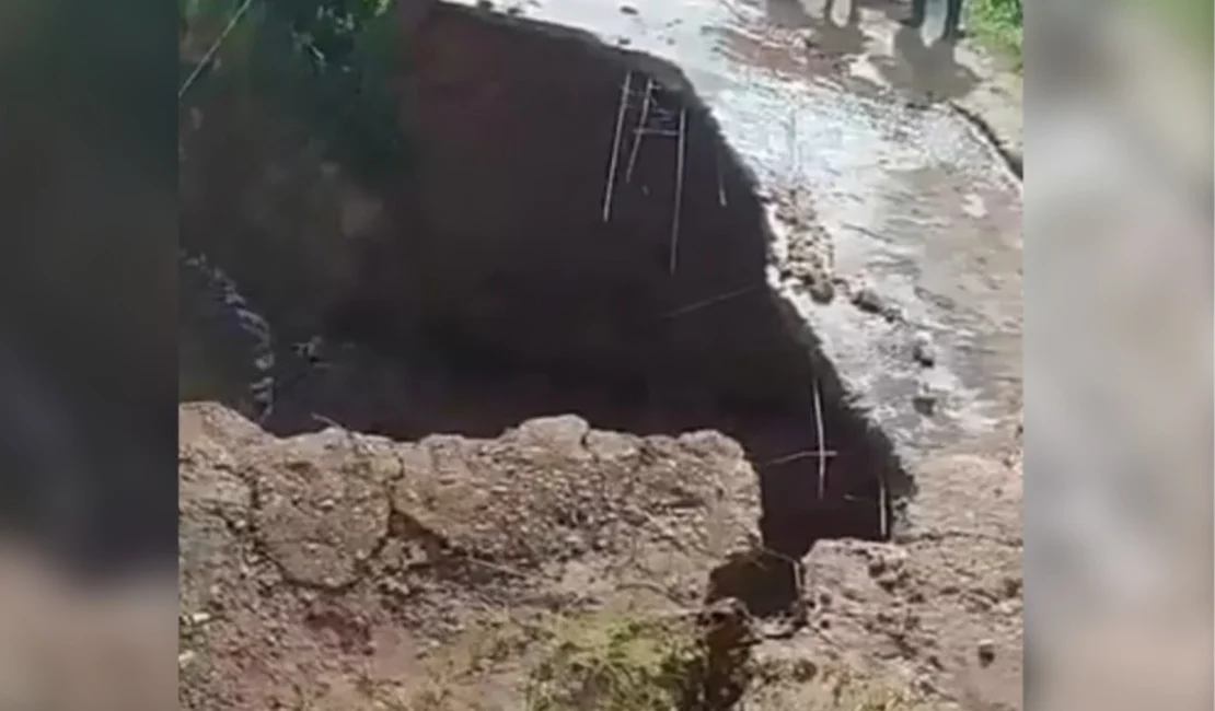 [Vídeo] Ponte que liga Arapiraca a Igaci cede e população se arrisca sem alternativas