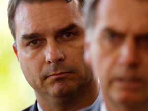 Bolsonaro revela amizade com Queiroz e admite preocupação com Flávio