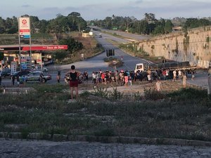 Duas pessoas morrem em colisão de motocicleta com caminhão em São Sebastião