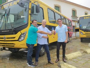Prefeito Ronaldo Lopes entrega dez ônibus para transporte escolar