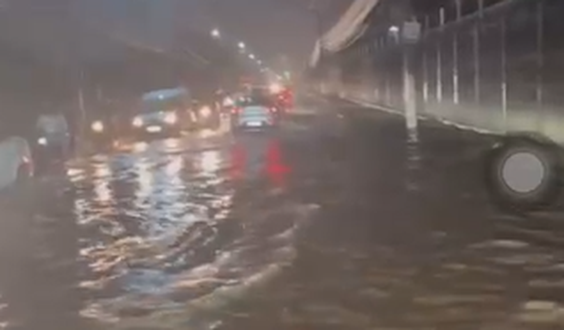 Em pouco tempo, chuva forte alaga ruas de Arapiraca nesta sexta-feira (04)