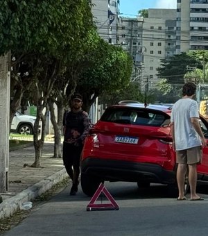 Carro cai em cratera aberta após chuvas no bairro da Ponta Verde, em Maceió