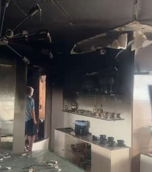 Testemunha diz que viu suspeito sair do quarto onde incêndio em apartamento teve início