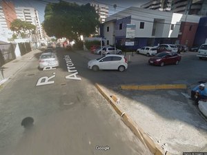 Obra em rede de esgoto altera trânsito na Ponta Verde, em Maceió