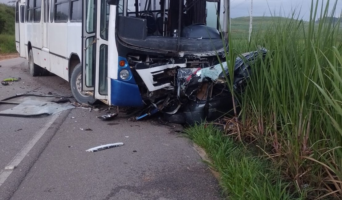 Colisão entre ônibus e carro deixa dois mortos na AL-105 em Porto Calvo