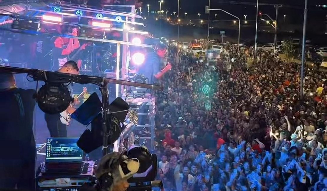 Nattan arrasta multidão em trio elétrico na festa dos 102 anos de Arapiraca