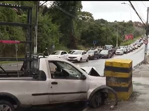 Carro perde controle, bate em mureta e bloqueia parte da Av. Leste-Oeste