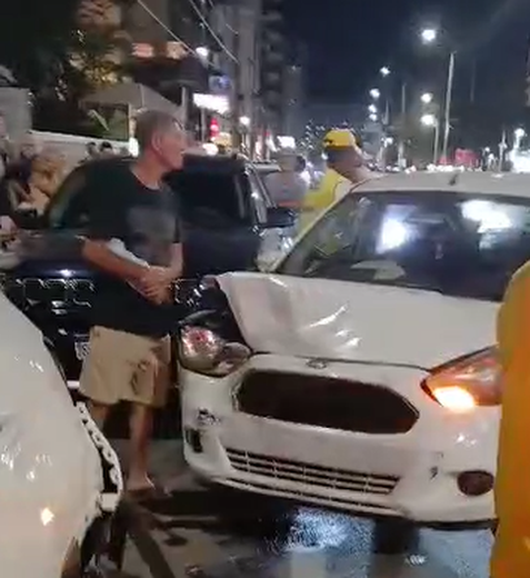 [Vídeo] Motorista embriagada provoca acidente e tumulto perto de roda gigante na orla de Maceió