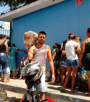 Distribuição de cestas básicas forma longa fila no bairro da Mangabeiras
