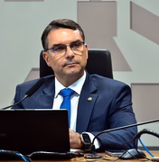 “Estamos oficialmente em uma ditadura”, diz Flávio Bolsonaro sobre prisão domiciliar