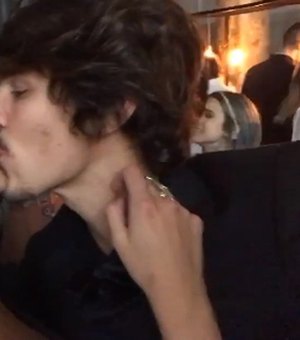 Sasha e Bruno Montaleone trocam beijos apaixonados em festa