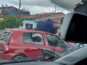 Motociclista fica em cima de carro após acidente na Cambona