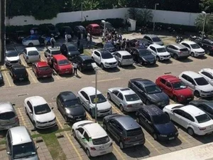 Casal é encontrado morto dentro de carro estacionado em shopping