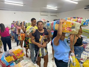 Prefeitura entrega cestas básicas e kits de higiene para afetados pelas chuvas em Matriz de Camaragibe