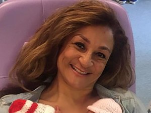 Mulher de 50 anos dá à luz quadrigêmeos na Inglaterra