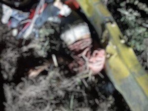 Motociclista fica ferido após sobrar em curva e colidir em estrutura de ferro