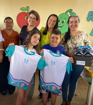 Estudantes da rede municipal de Lagoa da Canoa recebem kit com fardamento e par de tênis