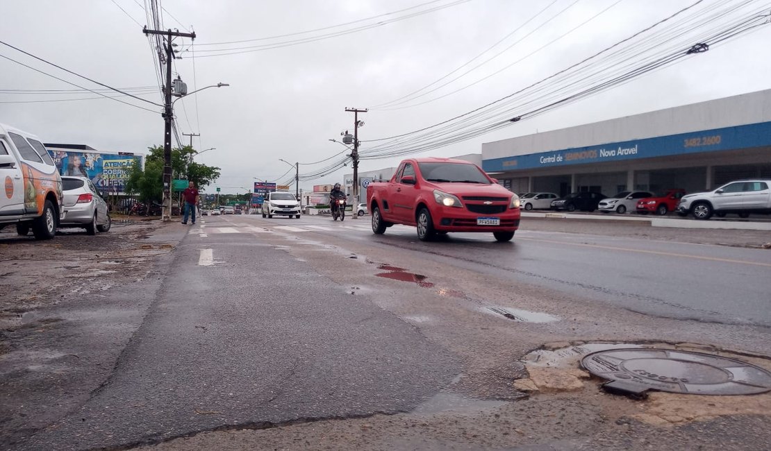 Terça-feira amanhece com chuva e trânsito segue lento nas principais vias de acesso, em Arapiraca