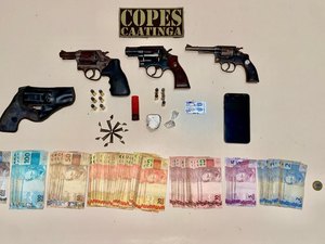 PM-AL apreende quantia em dinheiro, cocaína e três armas de fogo em ação no Sertão