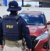 PRF prende mulher por receptação de carro roubado; veículo foi adquirido pelo irmão preso