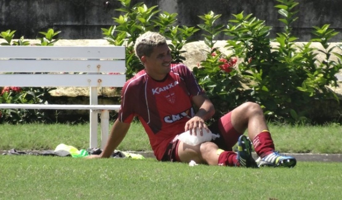 Volante do CRB, Olívio faz exame para saber se há lesão na coxa