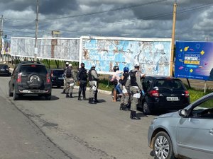 BPRv realiza blitz e aborda mais de 300 veículos na AL 220 em Arapiraca