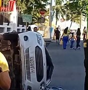 Grave acidente deixa veículo capotado e compromete trânsito no Jaraguá, em Maceió
