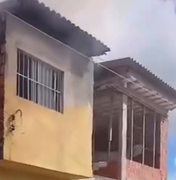 Incêndio atinge residência e vizinhos resgatam duas crianças em Rio Largo