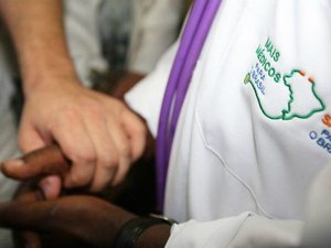 Bolsonaro nega responsabilidade pelo fim da parceria com Cuba no Mais Médicos