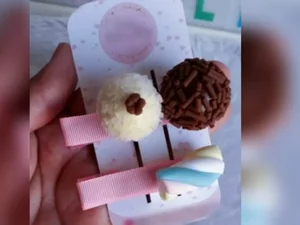 Criança quebra dente ao confundir enfeite de cabelo com brigadeiro