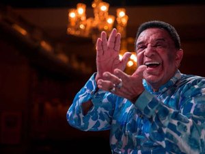 'Estou vivo!', comemora Agnaldo Timóteo após ficar meses internado devido a AVC