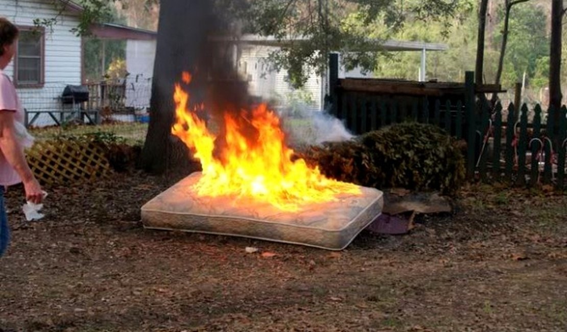Homem encontra animais mortos e ateia fogo em pertences do vizinho