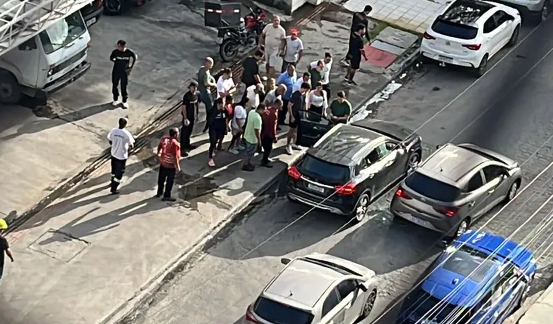 Homem é baleado dentro de carro de luxo na Ponta Verde; mais de 20 tiros foram disparados