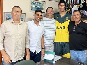 Atleta de Arapiraca é selecionado para equipe de basquete de faculdade em Maceió