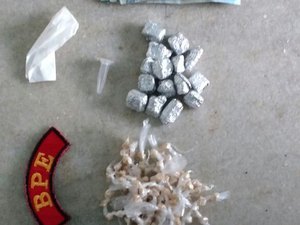 Motociclista é preso com 80 pacotes de crack e maconha em Guaxuma