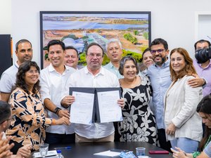 [Vídeo]Luciano Barbosa assina ordem de serviço para revitalizar cartões postais de Arapiraca